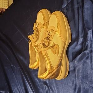 Sketchers gold and off white beige tennis shoes size 8.5